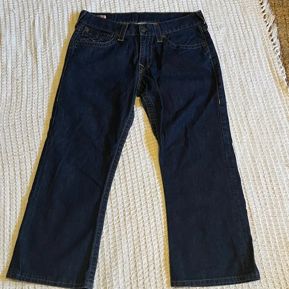 True religion billy bootcut in a 33. Perfect for petite shorter gals out there! - Picture 4 of 11